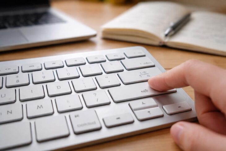 Comment insérer facilement le signe plus grand que sur clavier dans vos documents
